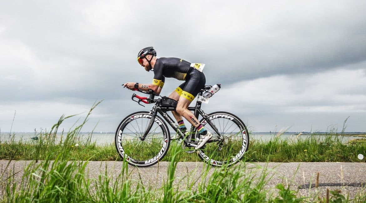 Triathlonkleding bedrukken en ontwerpen door Arend met geel zwart pak van TD