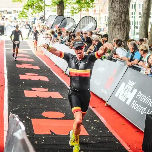 Triathlon suit zwart rood geel bedrukt met logo en kleur bij TD Triathlon suit zwart rood geel bedrukt met logo en kleur bij TD